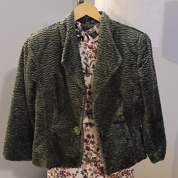 Cachet Green Textured Faux Fur Cropped 3/4 Sleeve Blazer - Picture 3 of 9